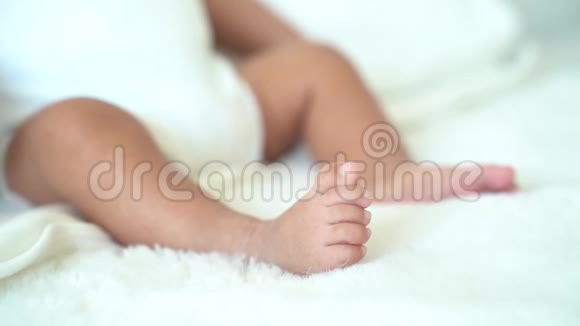 将新生婴儿脚趾贴在毯子上视频的预览图