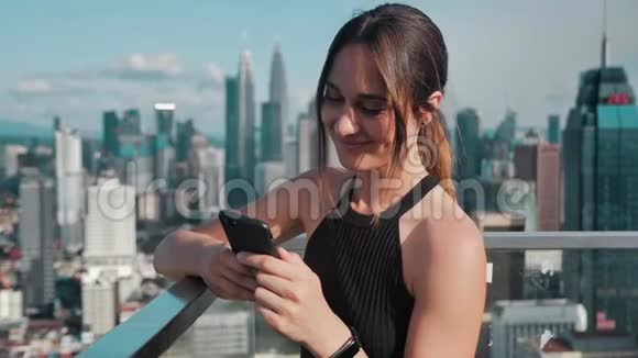 生意繁忙的女孩在电话按钮上的摩天大楼的背景4k视频的预览图
