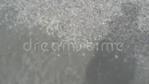 海浪冲击着岩石海滩视频的预览图