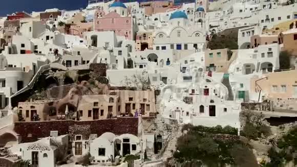 希腊圣托里尼岛奥亚村美丽的教堂景色视频的预览图