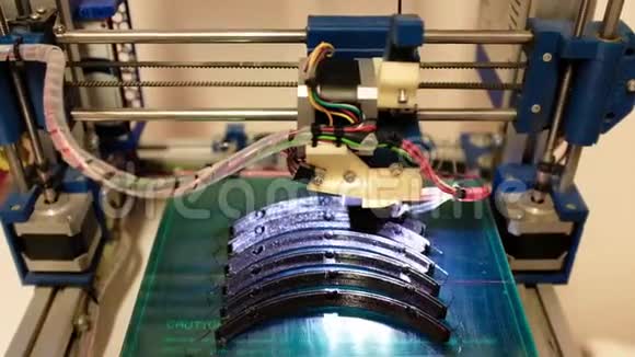 3D打印机正在打印医用防护盾的塑料部件视频的预览图