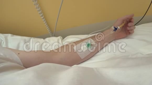 安装在病人手臂上的静脉导管的详细视图视频的预览图