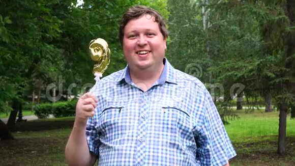 大个子拿着金色气球做9号户外九周年庆祝晚会视频的预览图
