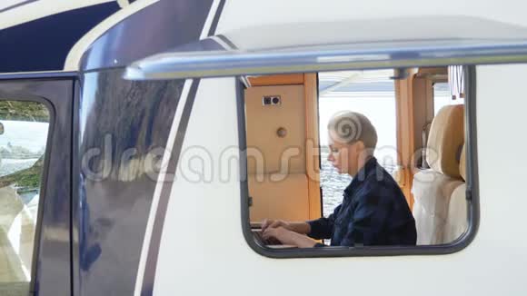 女人坐在汽车之家的桌子旁使用平板电脑视频的预览图