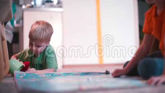 两个男孩在幼儿园的地板上玩耍视频的预览图