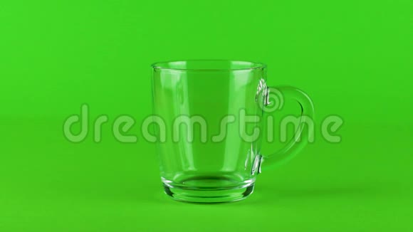 倒入糖杯玻璃厚底绿色对比背景慢速视频的预览图