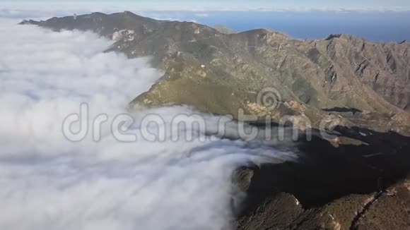 在阿纳加特内里费飞越云层和山路视频的预览图