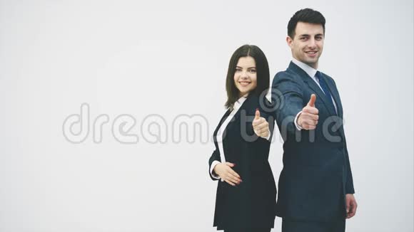 商务男女背靠背站立竖起大拇指面带微笑视频的预览图