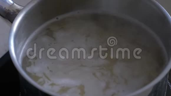 意大利面是用平底锅煮的特写镜头视频的预览图
