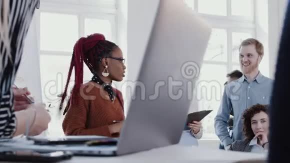 健康的工作场所概念年轻的非洲商务女性说话在现代办公室里高举五慢动作红色EP视频的预览图
