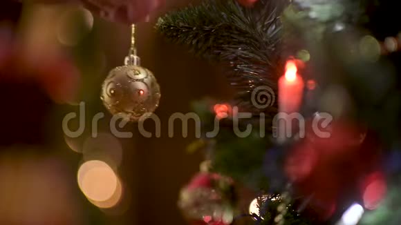 孩子们手在圣诞树上挂一个球装饰视频的预览图
