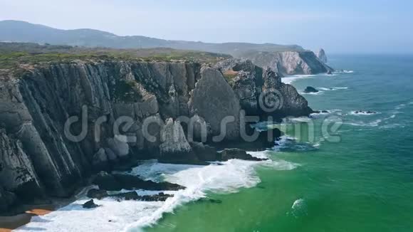 4空中镜头显示了悬崖后面的普拉亚格兰德海滩葡萄牙大西洋海浪和岩石成本悬崖视频的预览图