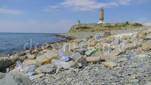 海滩上的塑料瓶和其他垃圾空用过的脏塑料瓶环境污染和生态视频的预览图