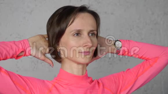 成年女性在家做健身运动家庭健身训练在按摩的时候做伸展运动的肖像女人视频的预览图