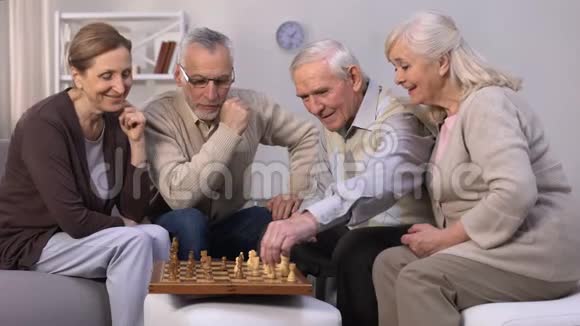 资深朋友在家下棋闲暇时间在好的陪伴下聚在一起视频的预览图