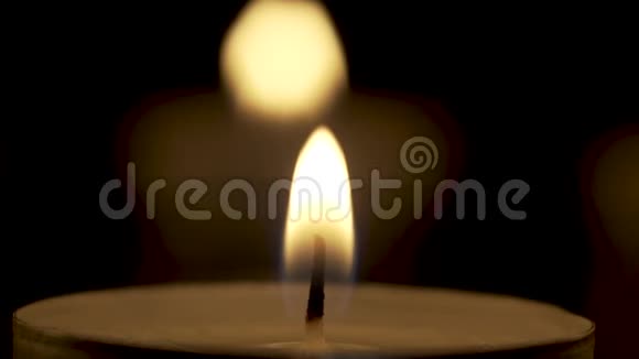 蜡烛在黑暗中燃烧紧紧地视频的预览图