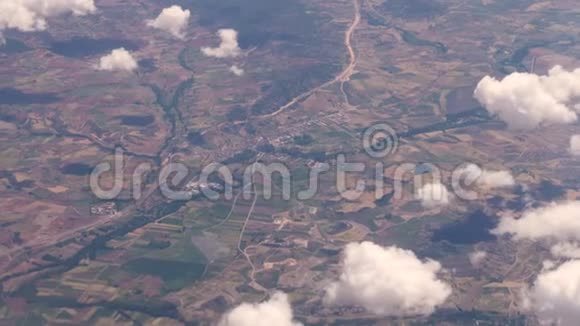 在马德里以北的西班牙农村和农田的空中视野显示了一片片地或一片地种植作物视频的预览图