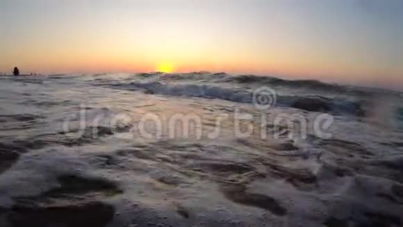 日落日出在海上曙光水和海浪海洋景观视频的预览图