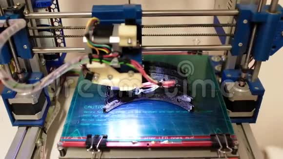 3D打印机正在打印医用防护盾的塑料部件视频的预览图