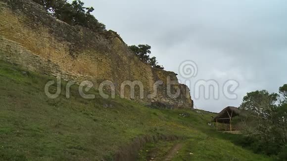 山上的城堡和风景视频的预览图