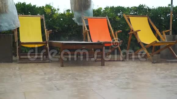 度假村雨时的躺椅视频的预览图