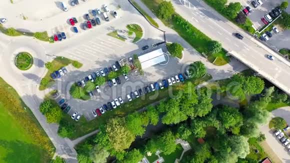 有车和空地的汽车停车场停车区的鸟瞰图视频的预览图