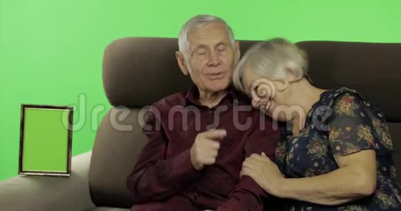 年长的男人和女人坐在沙发上聊天铬键视频的预览图