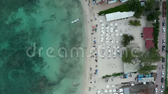 带加勒比海波浪的度假海滩沿岸4k鸟瞰图视频的预览图