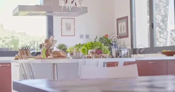 年轻人夫妇一起做饭准备午餐或晚餐在家里的开放空间厨房地中海健康视频的预览图