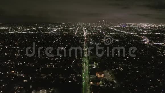 机场夜间观看洛杉矶有威尔郡大道的发光街道和城市汽车交通灯视频的预览图