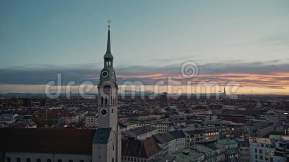 日落时美丽的慕尼黑和圣彼得教堂钟楼景观实时拍摄慕尼黑视频的预览图