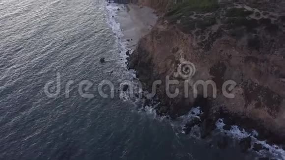 飞机从加州马里布上空飞行在日落时可看到海滩岸线和山崖视频的预览图