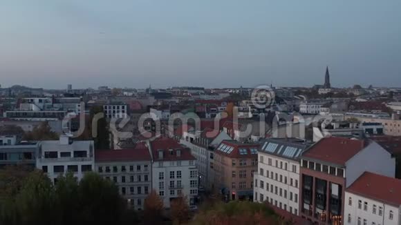 色彩缤纷的柏林美丽的日落时德国城市中心呈现红色橙色和黄色视频的预览图