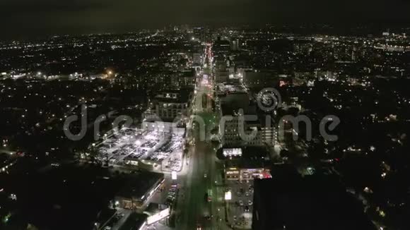 机场夜间飞越好莱坞洛杉矶威尔郡林荫大道观看街道和城市汽车视频的预览图