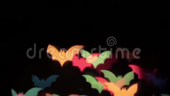 黑色背景高清1920彩色蝙蝠运动动画视频的预览图