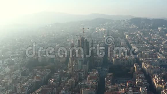 阿里亚在美丽的城市阳光阴霾的西班牙巴塞罗那与Cranes一起走向LaSagrada家庭视频的预览图