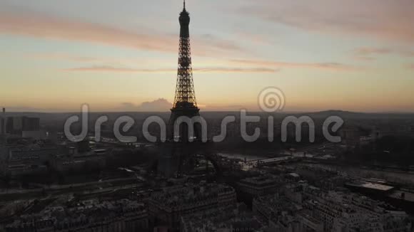 法国巴黎上空湿漉漉的雨中的倒影在埃菲尔铁塔埃菲尔铁和塞纳河上游览视频的预览图