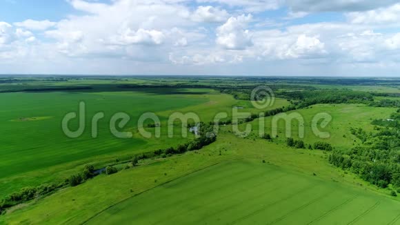 美丽的乡村景观从上面拍摄俄罗斯视频的预览图