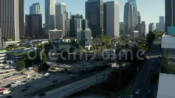 美国加利福尼亚州洛杉矶市中心与棕榈树和天际线交汇背景为视频的预览图