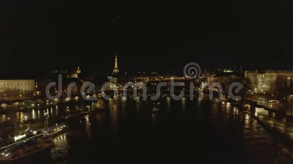 法国巴黎之夜的塞纳河景观可欣赏埃菲尔铁塔埃菲尔铁和美丽的城市灯光视频的预览图