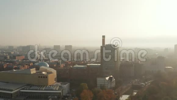 德国柏林天空摩天大楼在美丽的橙色秋天的摩天大楼之间的美景视频的预览图