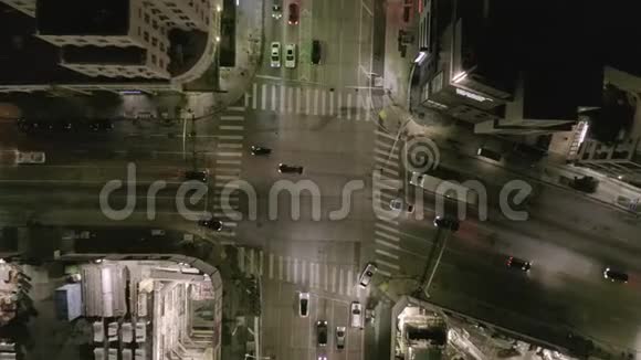 高空在十字路口街道的俯视有大的建筑工地夜间有洞有发光视频的预览图