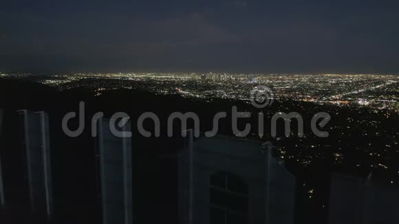 星光与洛杉矶城市之夜好莱坞标志的精彩航班视频的预览图
