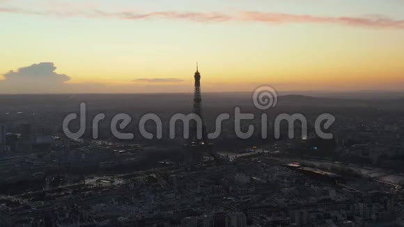 埃菲尔铁塔在巴黎参观埃菲尔铁法国无人机观景带美丽的日落天空视频的预览图