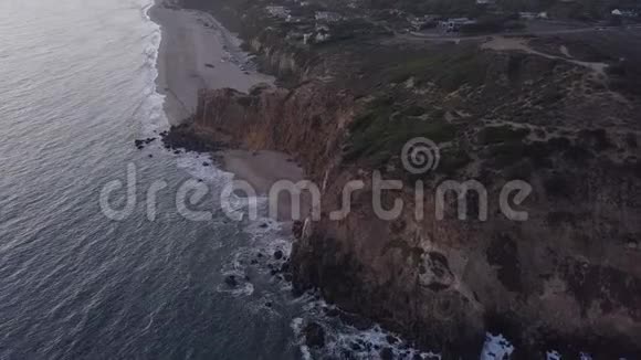 飞机从加州马里布岛上空飞行日落时可看到海滩岸线和山崖视频的预览图