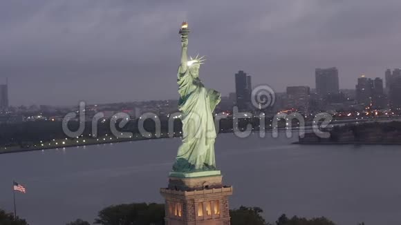 美国在晨光中环绕自由女神像美丽地照亮了纽约市视频的预览图
