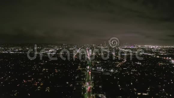 机场夜间观看洛杉矶有威尔郡大道的发光街道和城市汽车交通灯视频的预览图