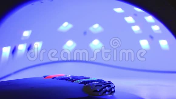 探针紫外线灯下的人工指甲视频的预览图