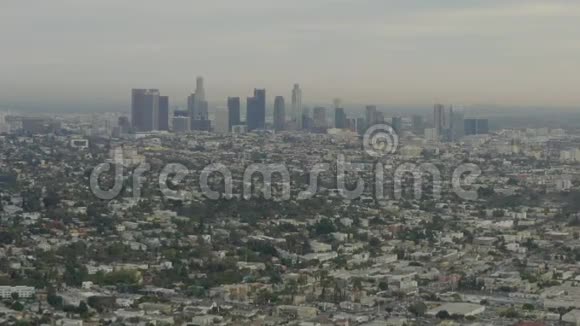 飞机飞越洛杉矶加利福尼亚背景是天际线日光多云视频的预览图