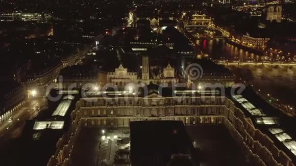 法国巴黎夜晚的金字塔飞越卢浮宫博物馆视频的预览图